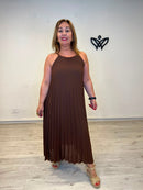 Vestido midi plisado marrón chocolate con cuello halter para mujer