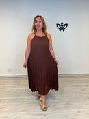 Vestido midi plisado marrón chocolate con cuello halter para mujer