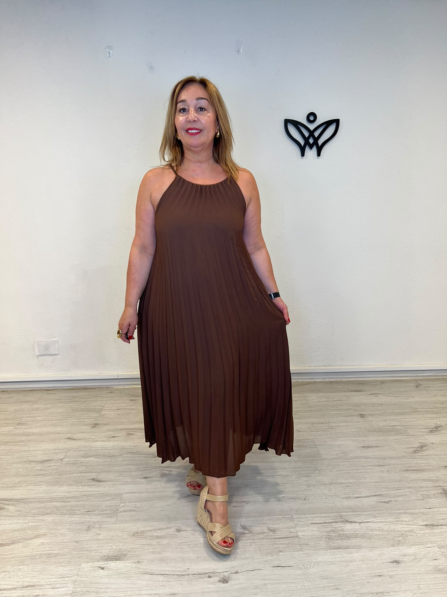 Vestido midi plisado marrón chocolate con cuello halter para mujer