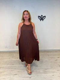 Vestido midi plisado marrón chocolate con cuello halter para mujer