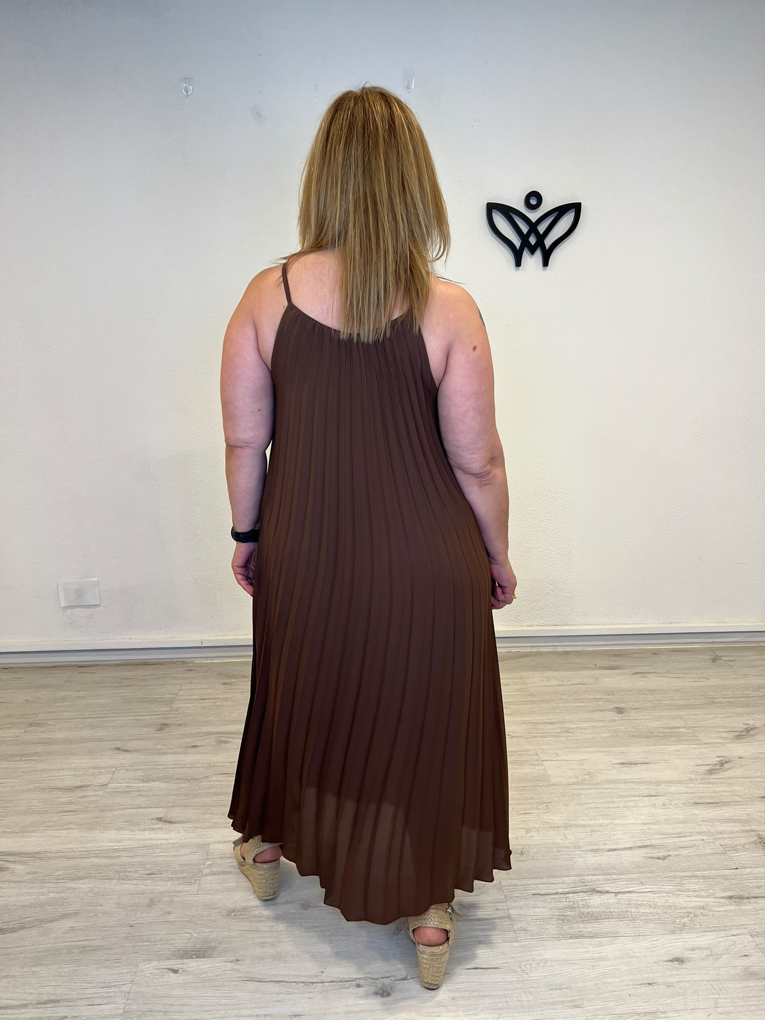 Vestido midi plisado marrón chocolate con cuello halter para mujer