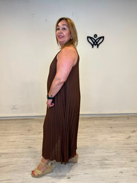 Vestido midi plisado marrón chocolate con cuello halter para mujer