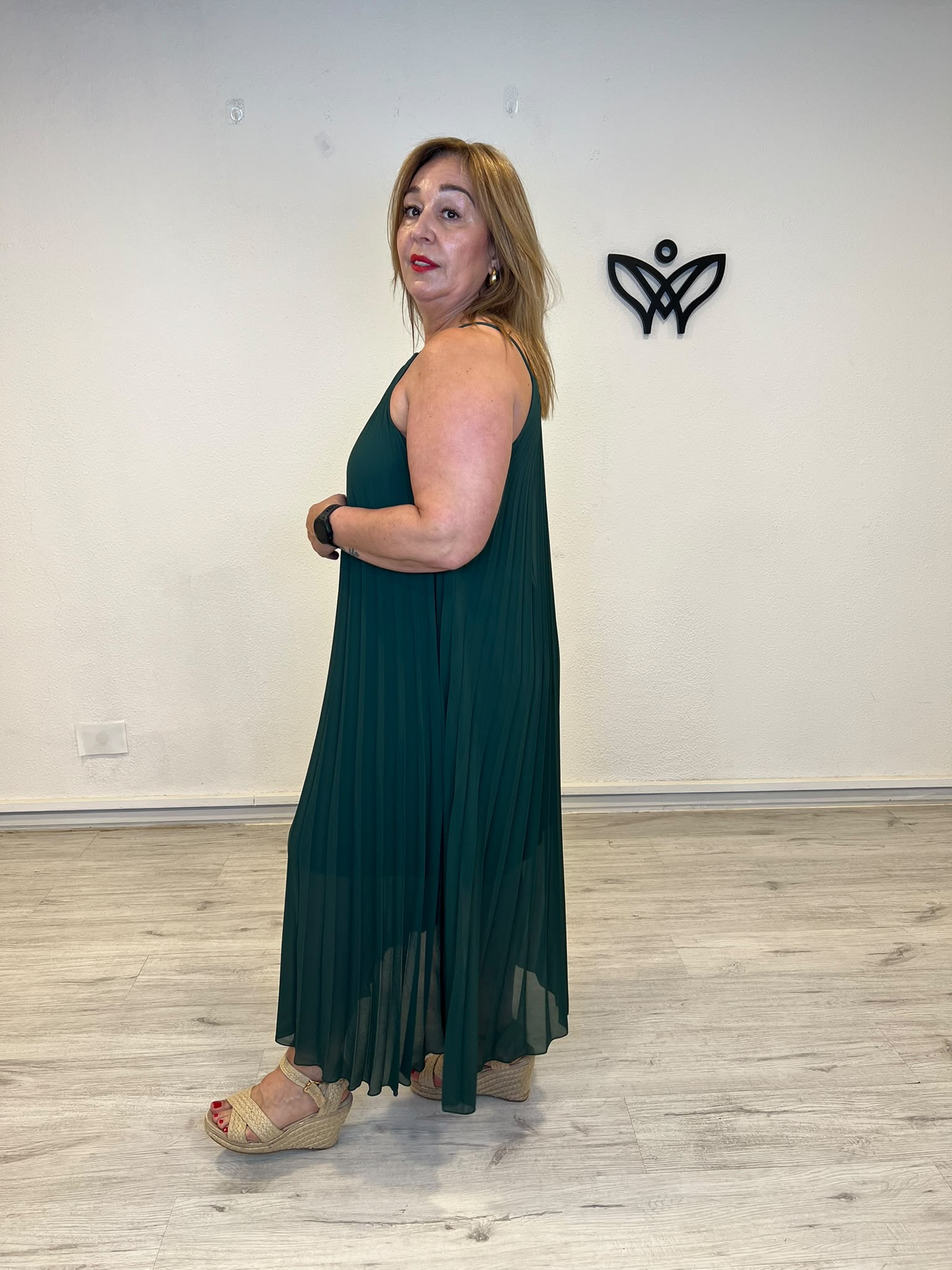 Vestido midi plisado verde con cuello halter para mujer