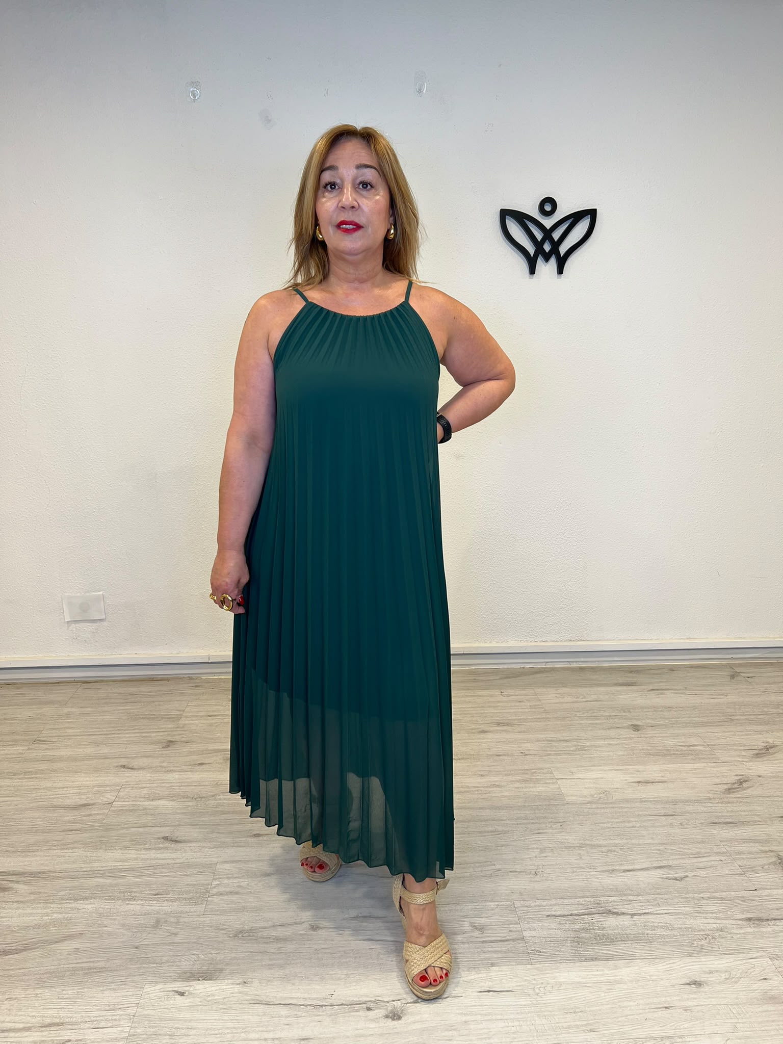 Vestido midi plisado verde con cuello halter para mujer
