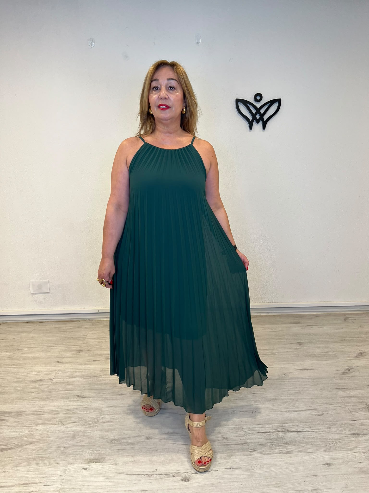 Vestido midi plisado verde con cuello halter para mujer