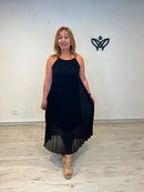 Vestido midi negro plisado con cuello halter para mujer
