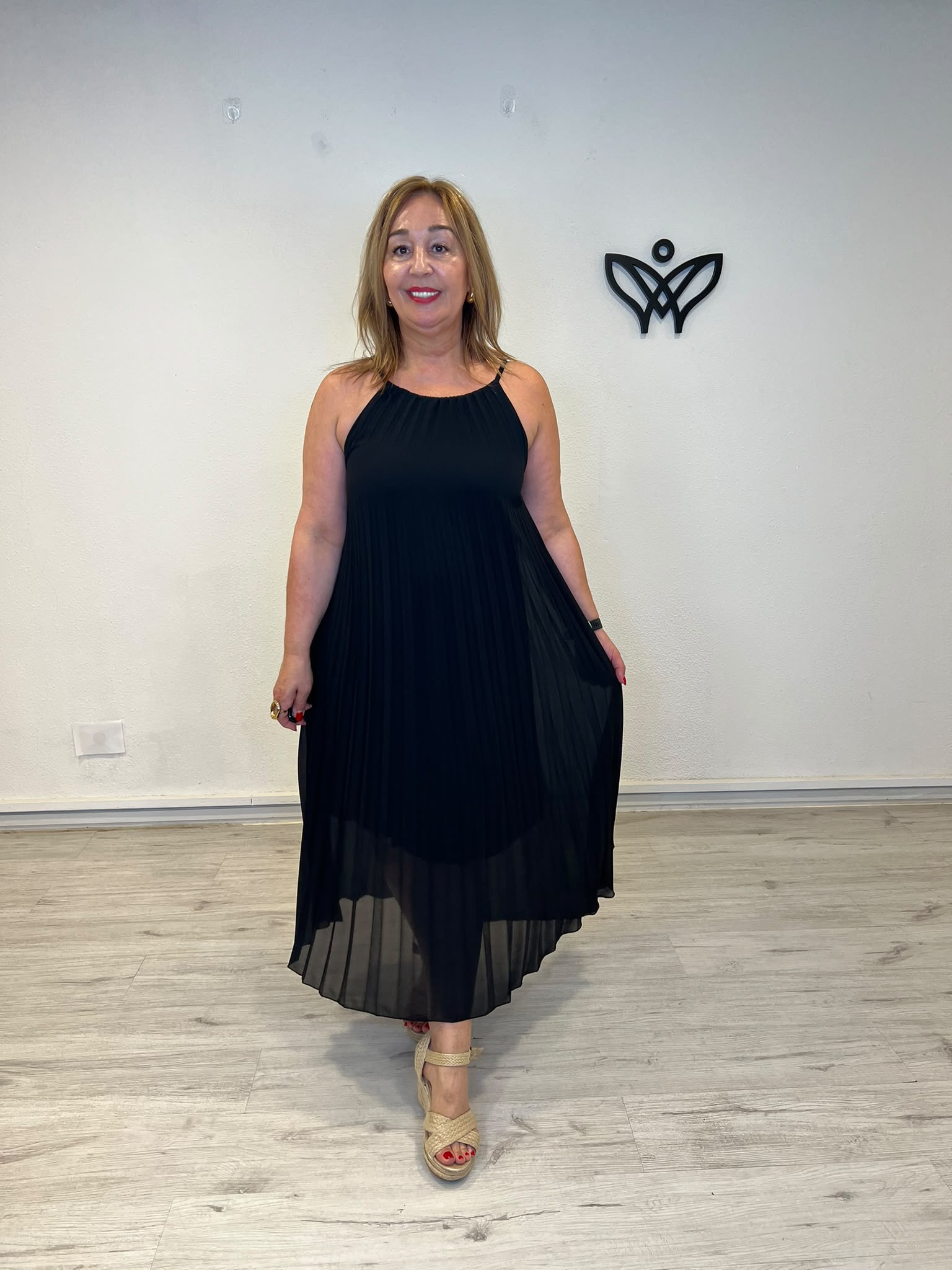 Vestido midi negro plisado con cuello halter para mujer