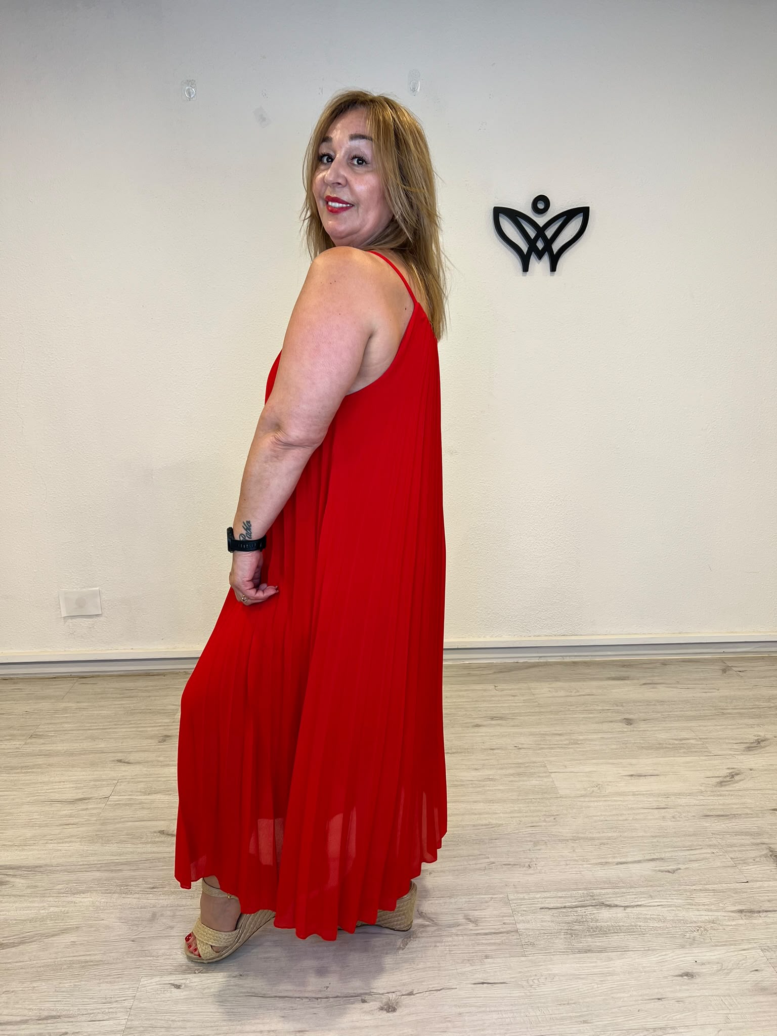 Vestido midi plisado rojo con cuello halter para mujer