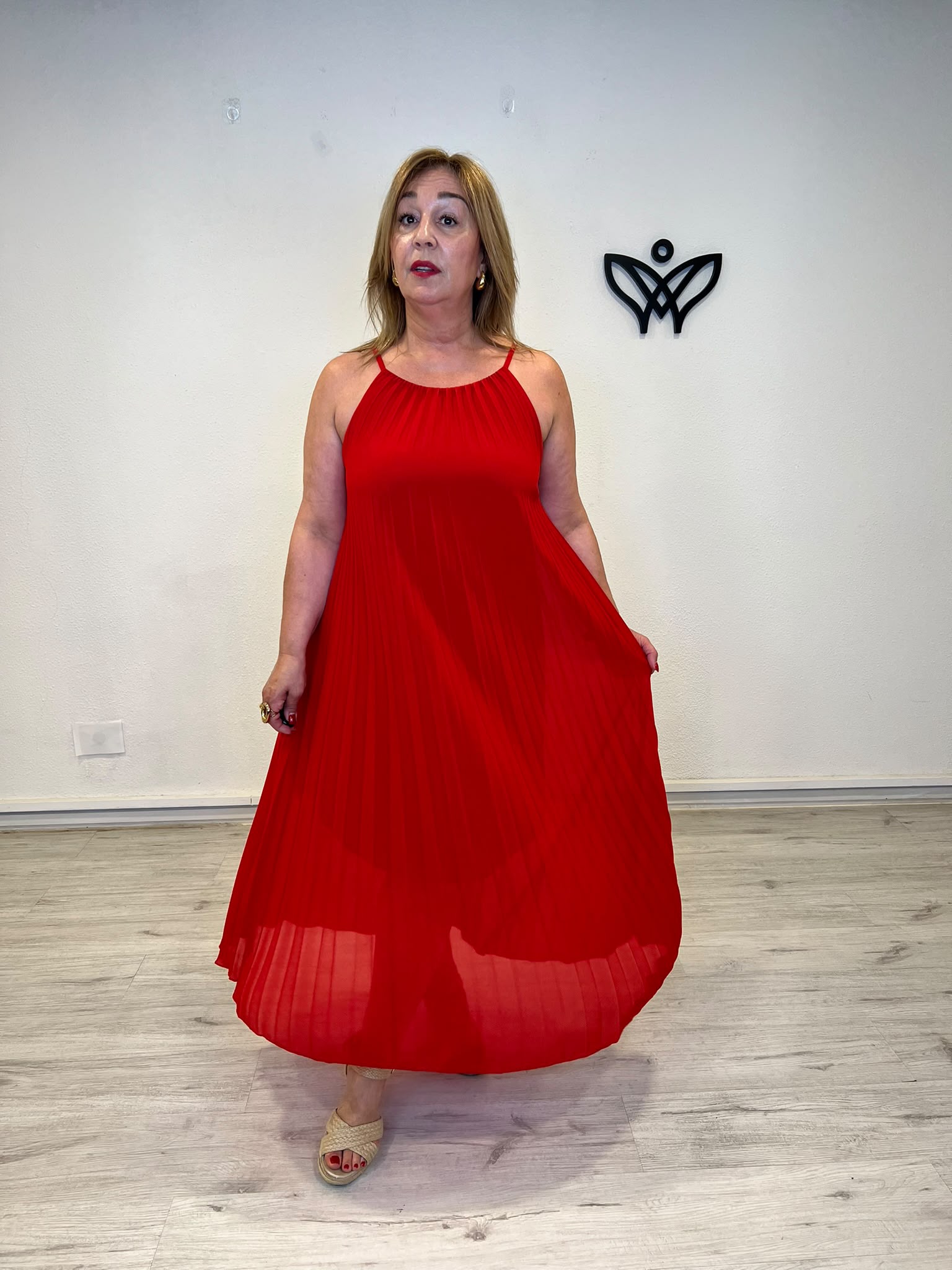 Vestido midi plisado rojo con cuello halter para mujer