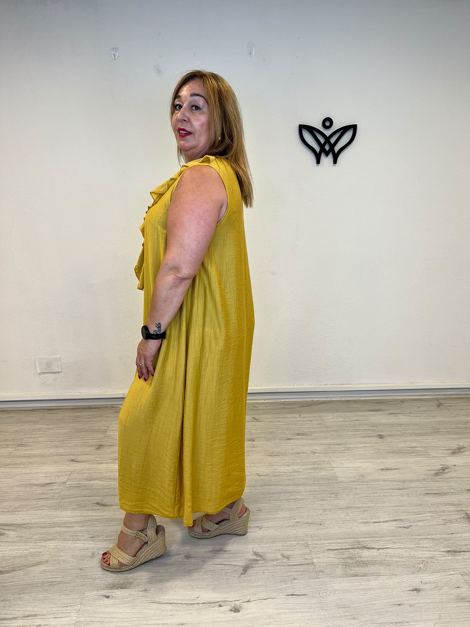Vestido midi mostaza con escote pico y volante para mujer