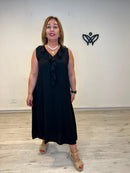 Vestido midi negro con escote pico y volante para mujer curvy