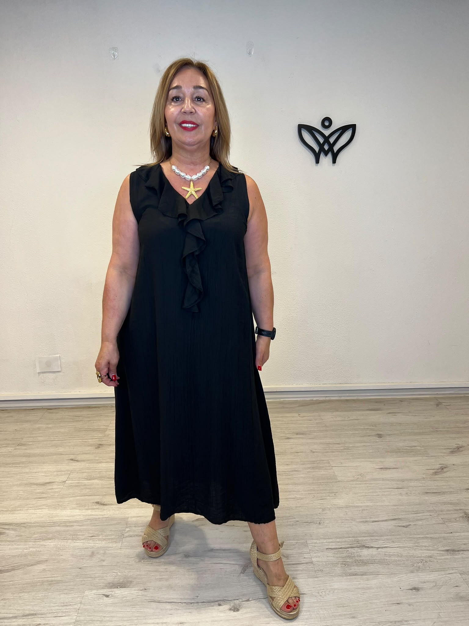 Vestido midi negro con escote pico y volante para mujer curvy