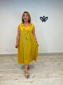 Vestido midi mostaza con escote pico y volante para mujer