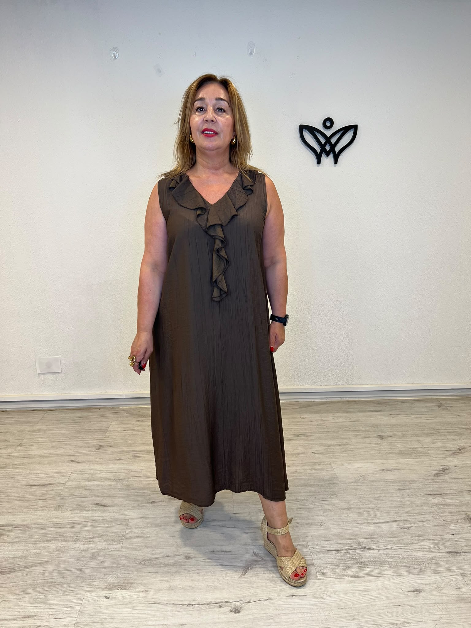 Vestido midi marrón chocolate con escote pico y volante para mujer curvy