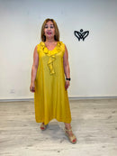 Vestido midi mostaza con escote pico y volante para mujer