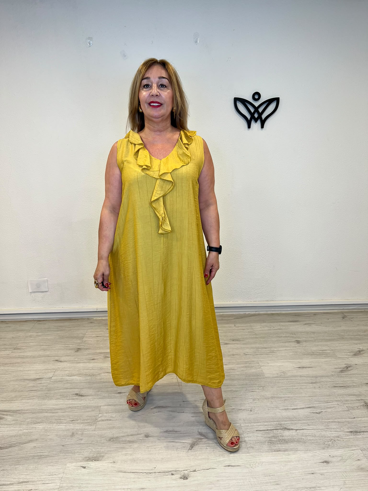 Vestido midi mostaza con escote pico y volante para mujer