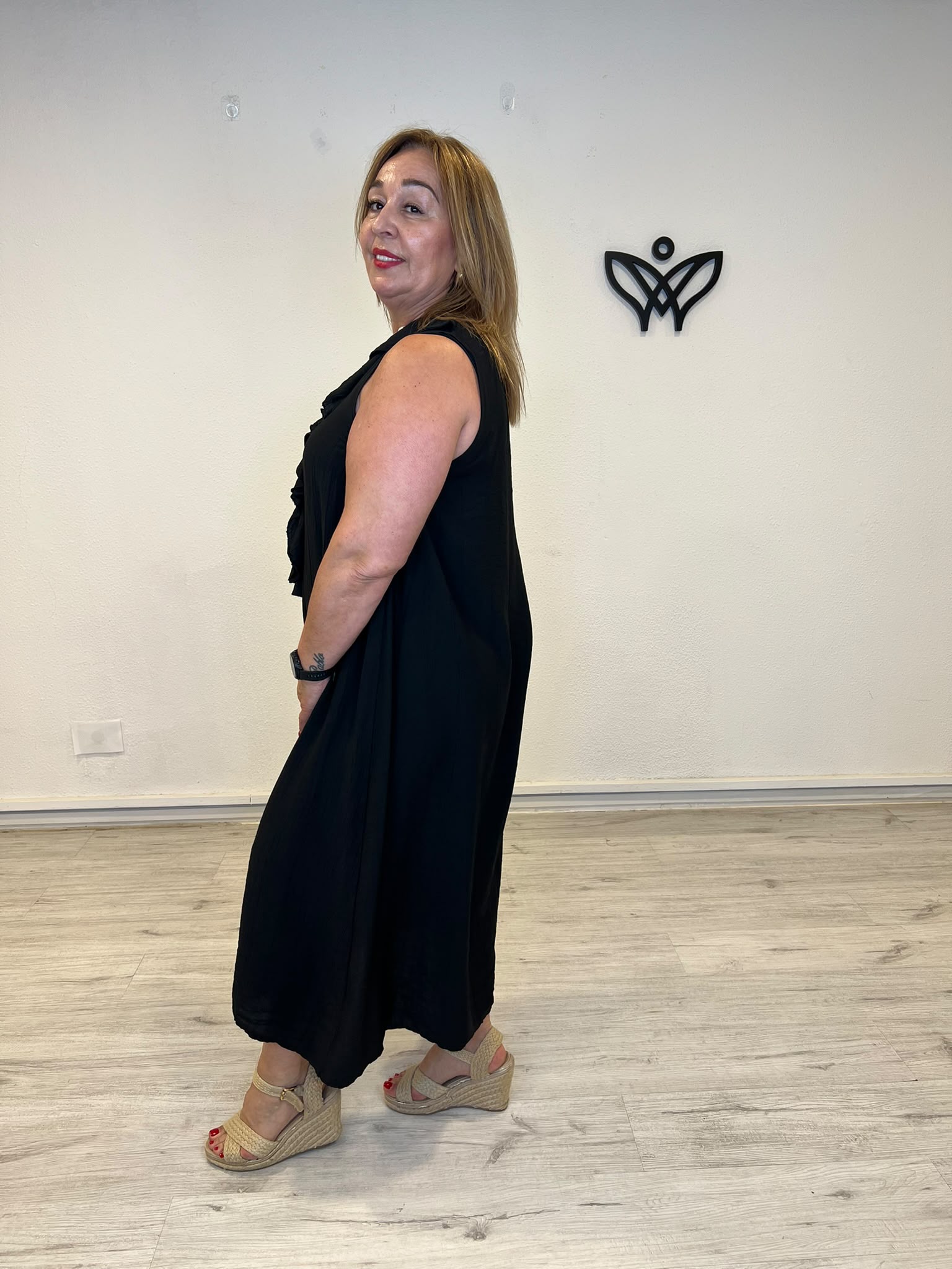 Vestido midi marrón chocolate con escote pico y volante para mujer curvy