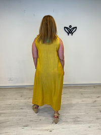 Vestido midi mostaza con escote pico y volante para mujer