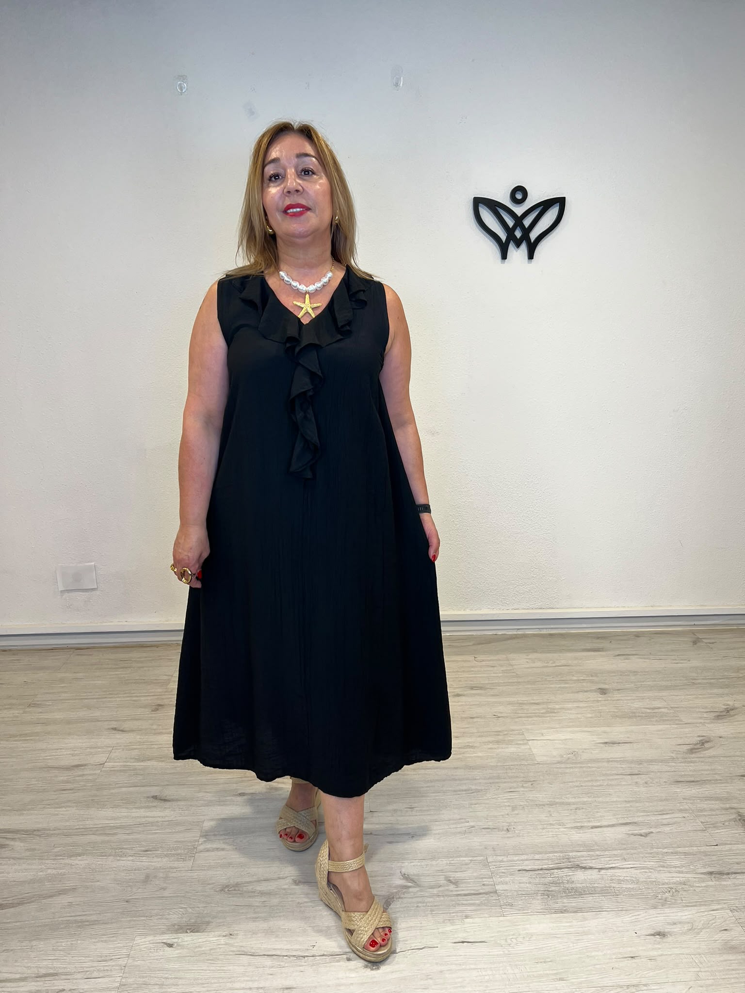 Vestido midi negro con escote pico y volante para mujer