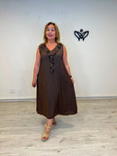 Vestido midi marrón chocolate con escote pico y volante para mujer curvy