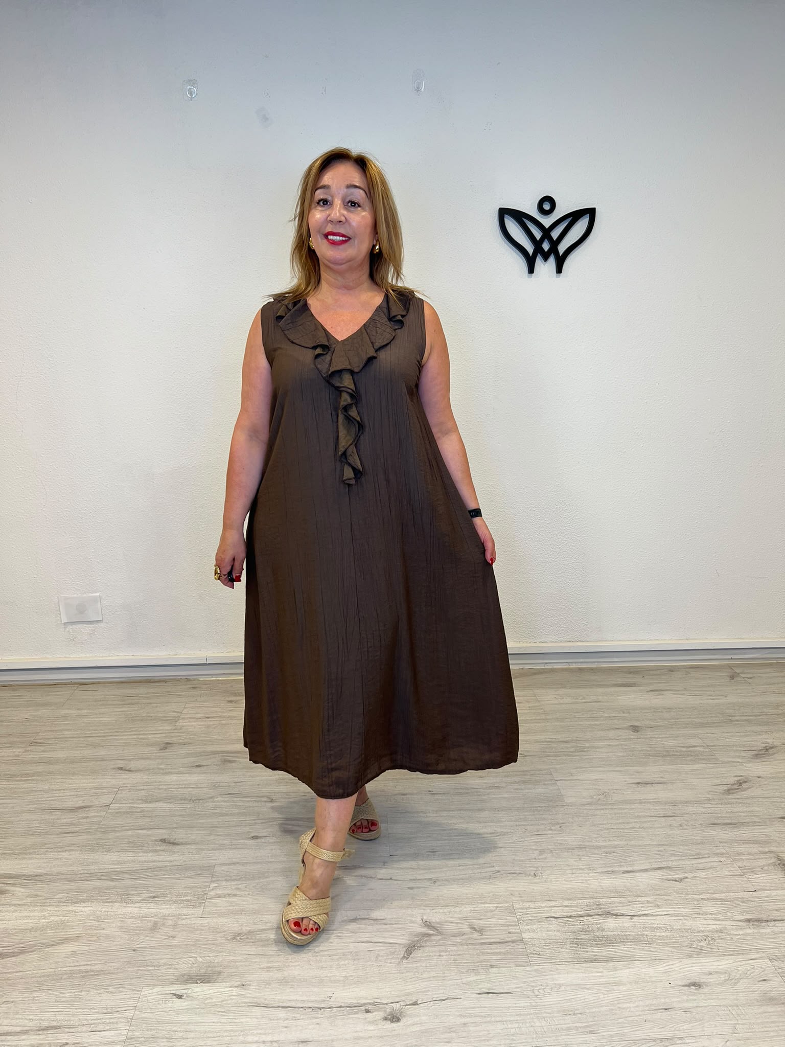 Vestido midi marrón chocolate con escote pico y volante para mujer curvy
