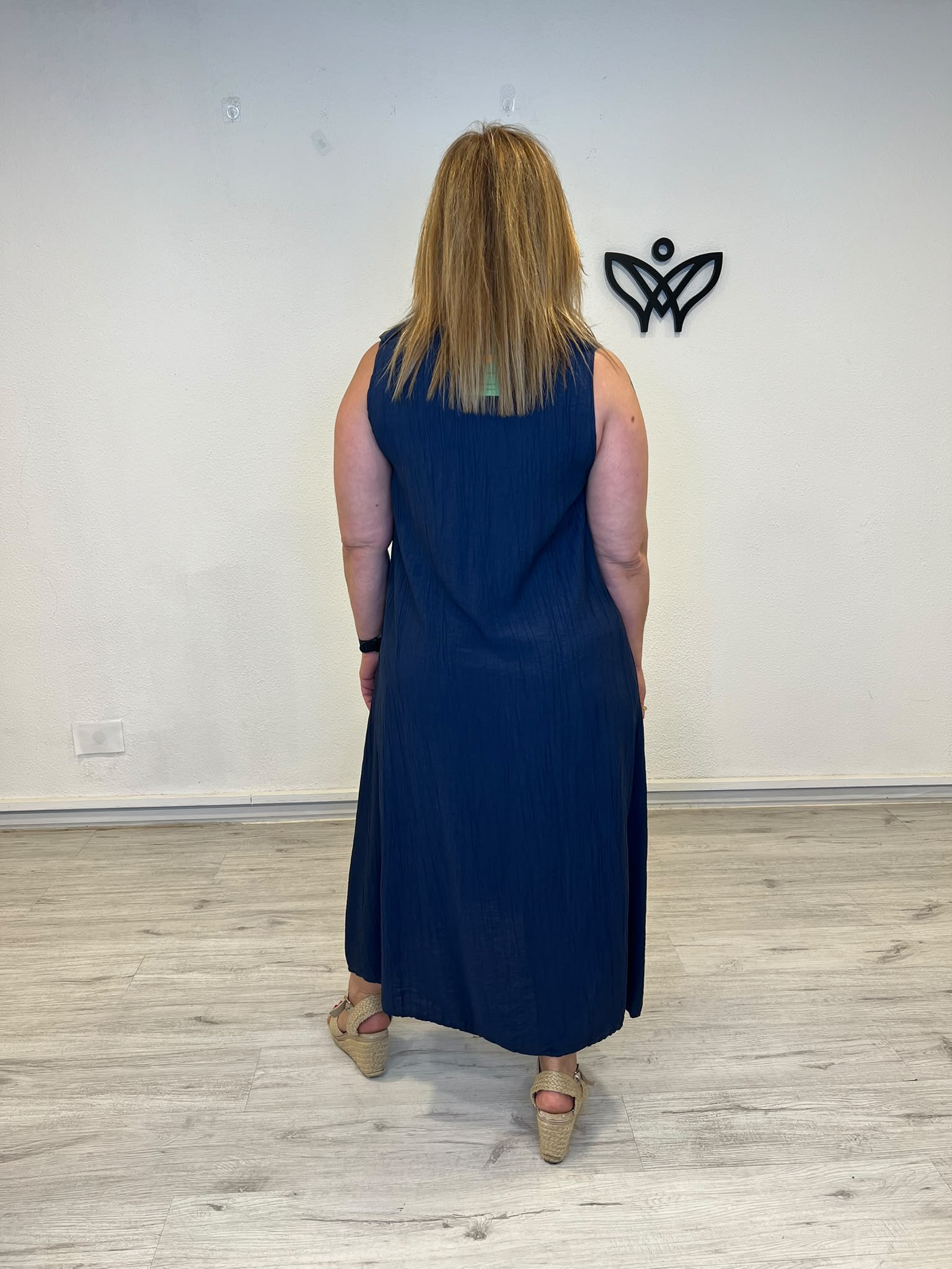 Vestido midi azul marino con escote pico y volante para mujer curvy