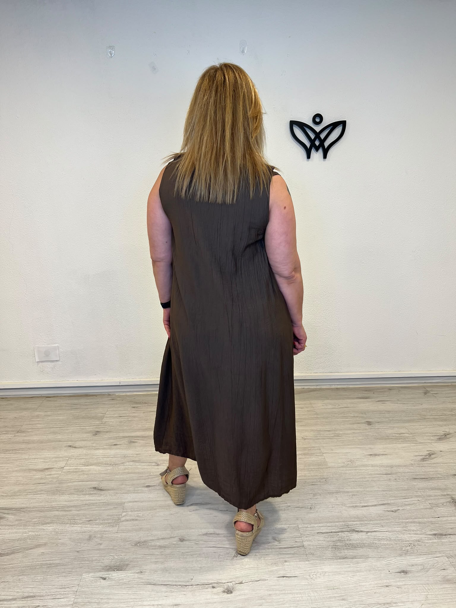 Vestido midi negro con escote pico y volante para mujer