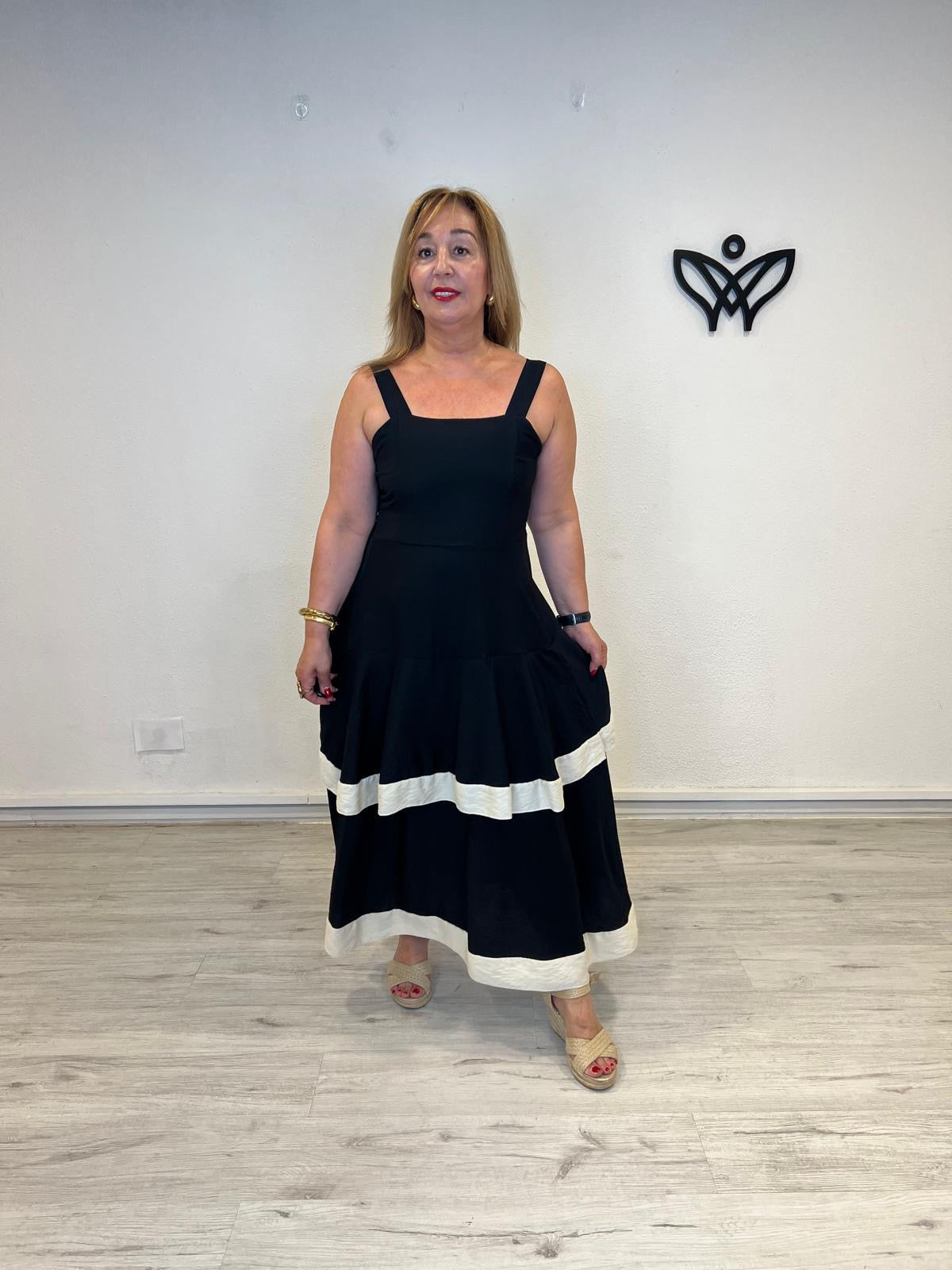 Vestido largo negro con detalle beige de tirantes