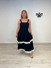 Vestido largo negro con detalle beige de tirantes