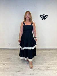 Vestido largo negro con detalle beige de tirantes