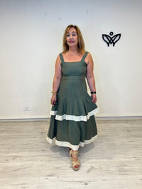 Vestido largo verde militar con detalle beige