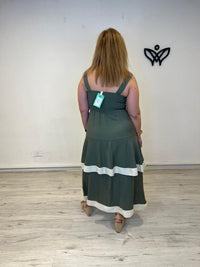Vestido largo verde militar con detalle beige