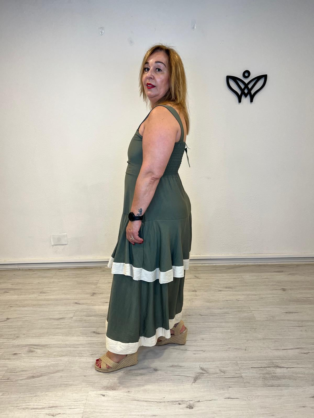 Vestido largo verde militar con detalle beige