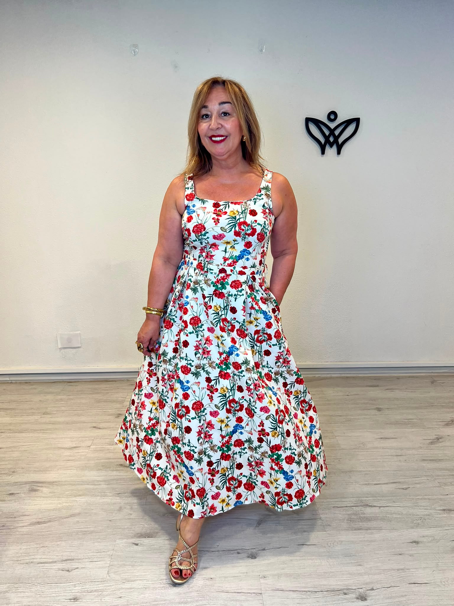 Vestido midi de algodón estampado de flores con bolsillos
