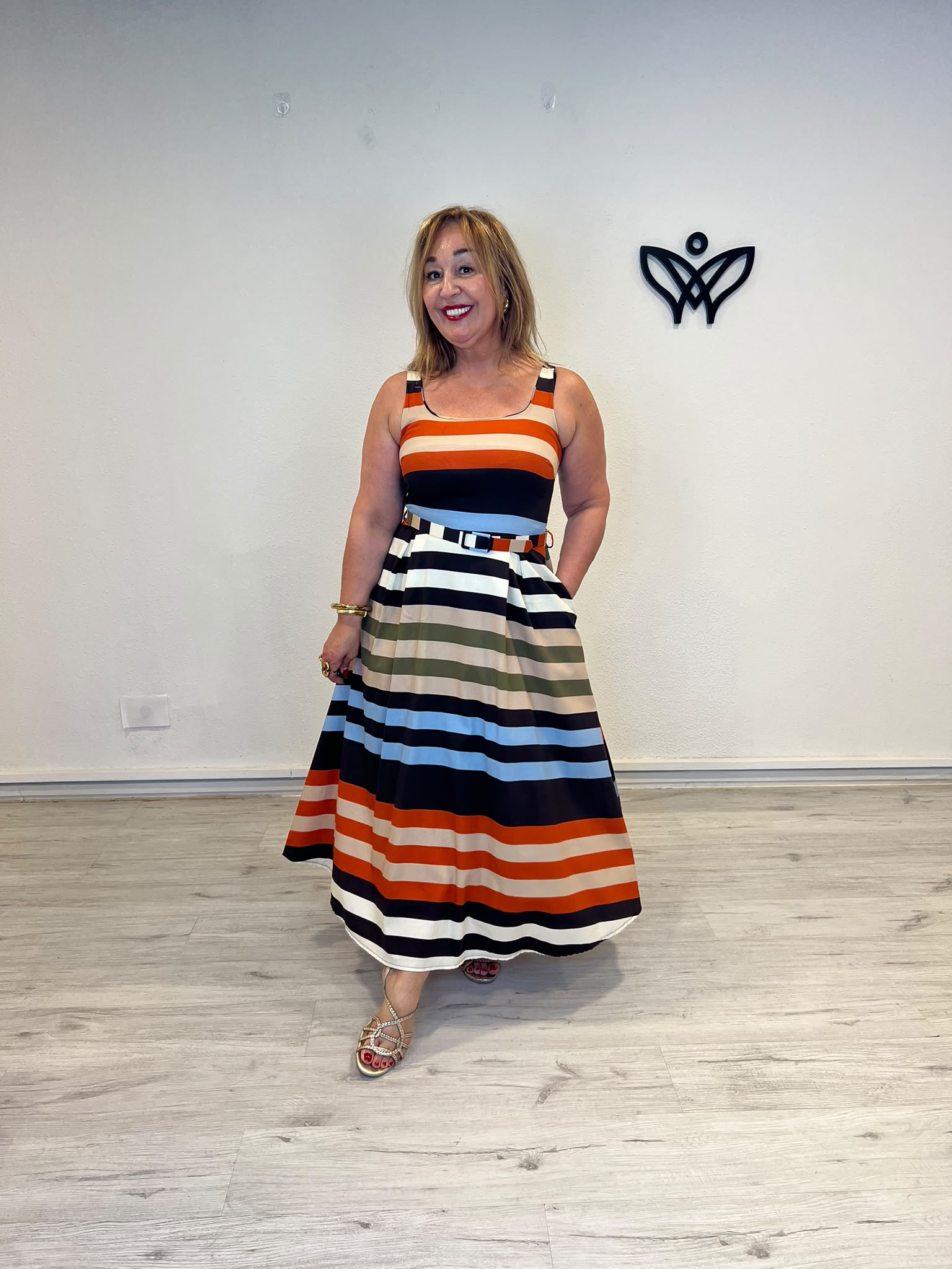 Vestido midi de rayas multicolor en tonos teja con bolsillos