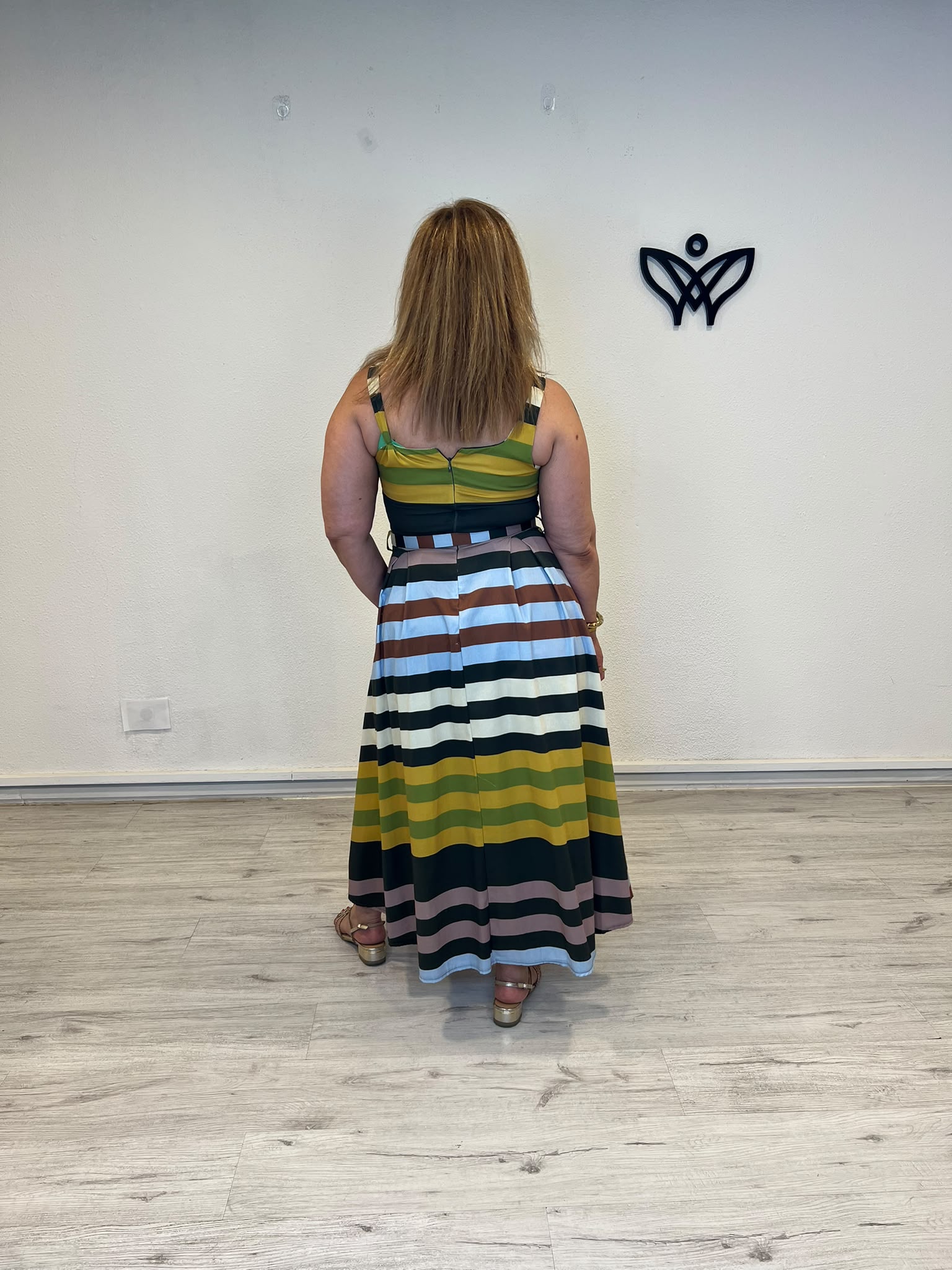 Vestido midi de rayas multicolor en tonos verde militar con bolsillos