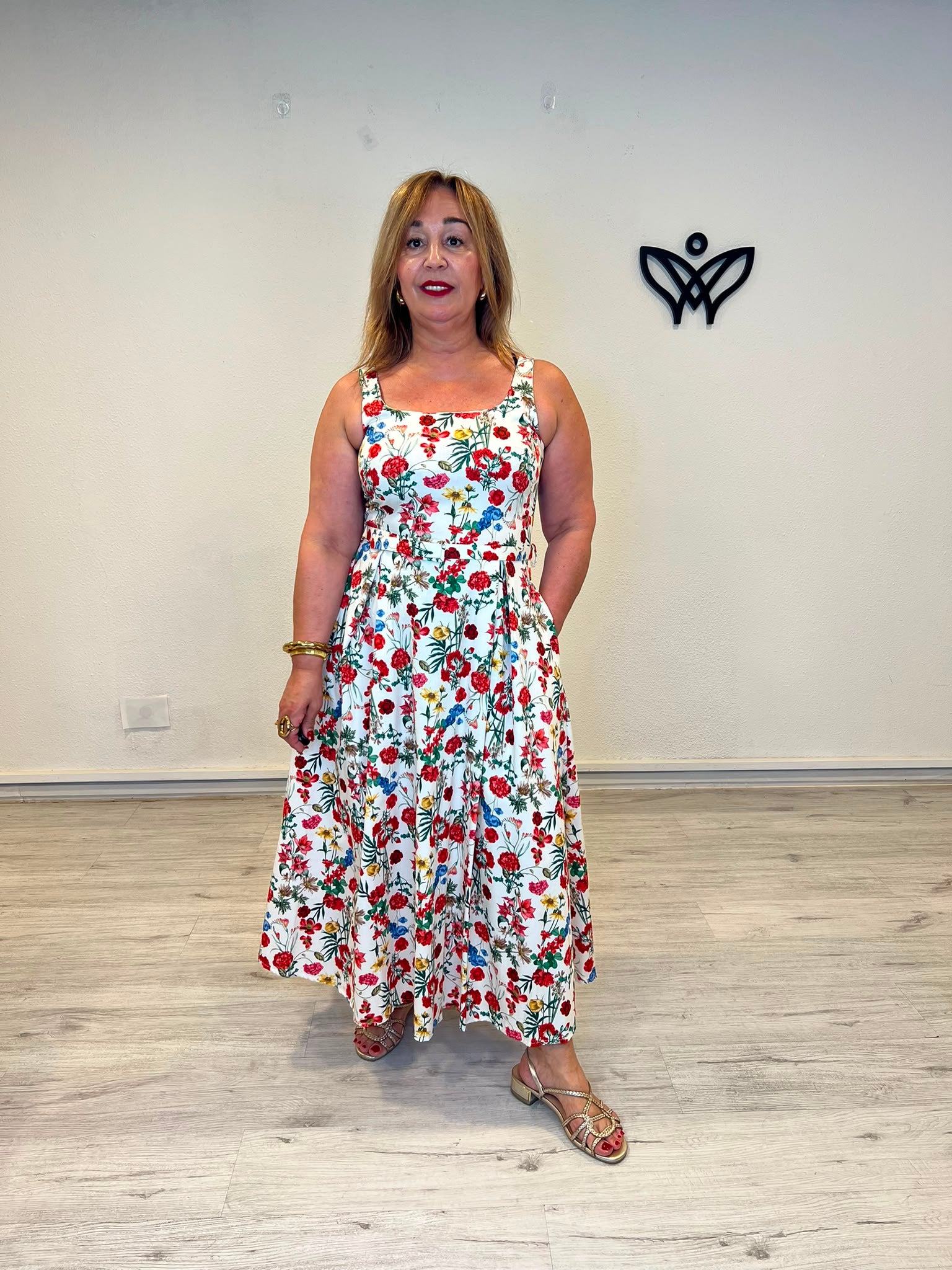 Vestido midi de algodón estampado de flores con bolsillos