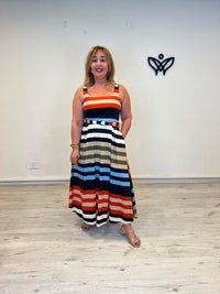 Vestido midi de rayas multicolor en tonos teja con bolsillos