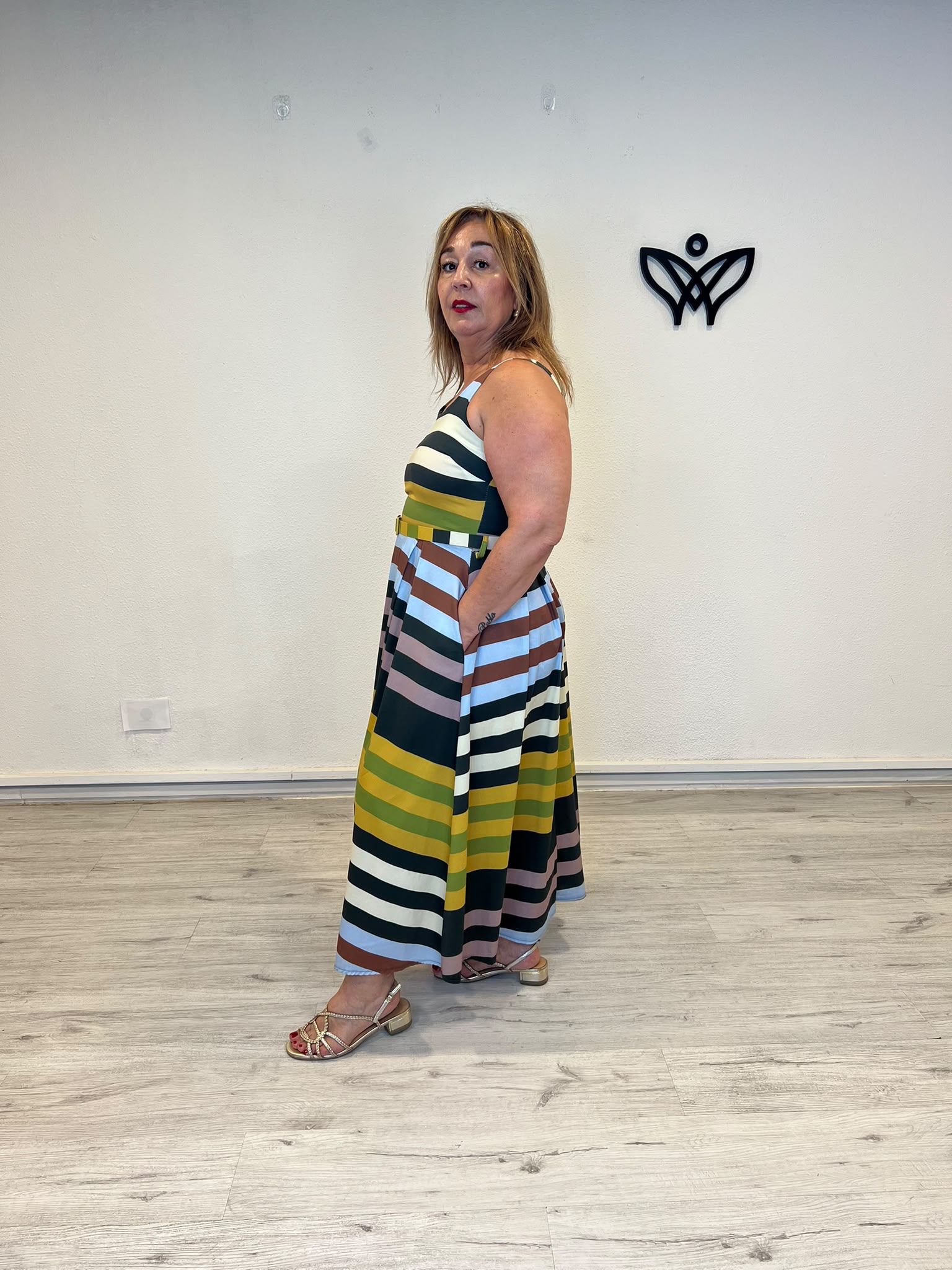 Vestido midi de rayas multicolor en tonos verde militar con bolsillos