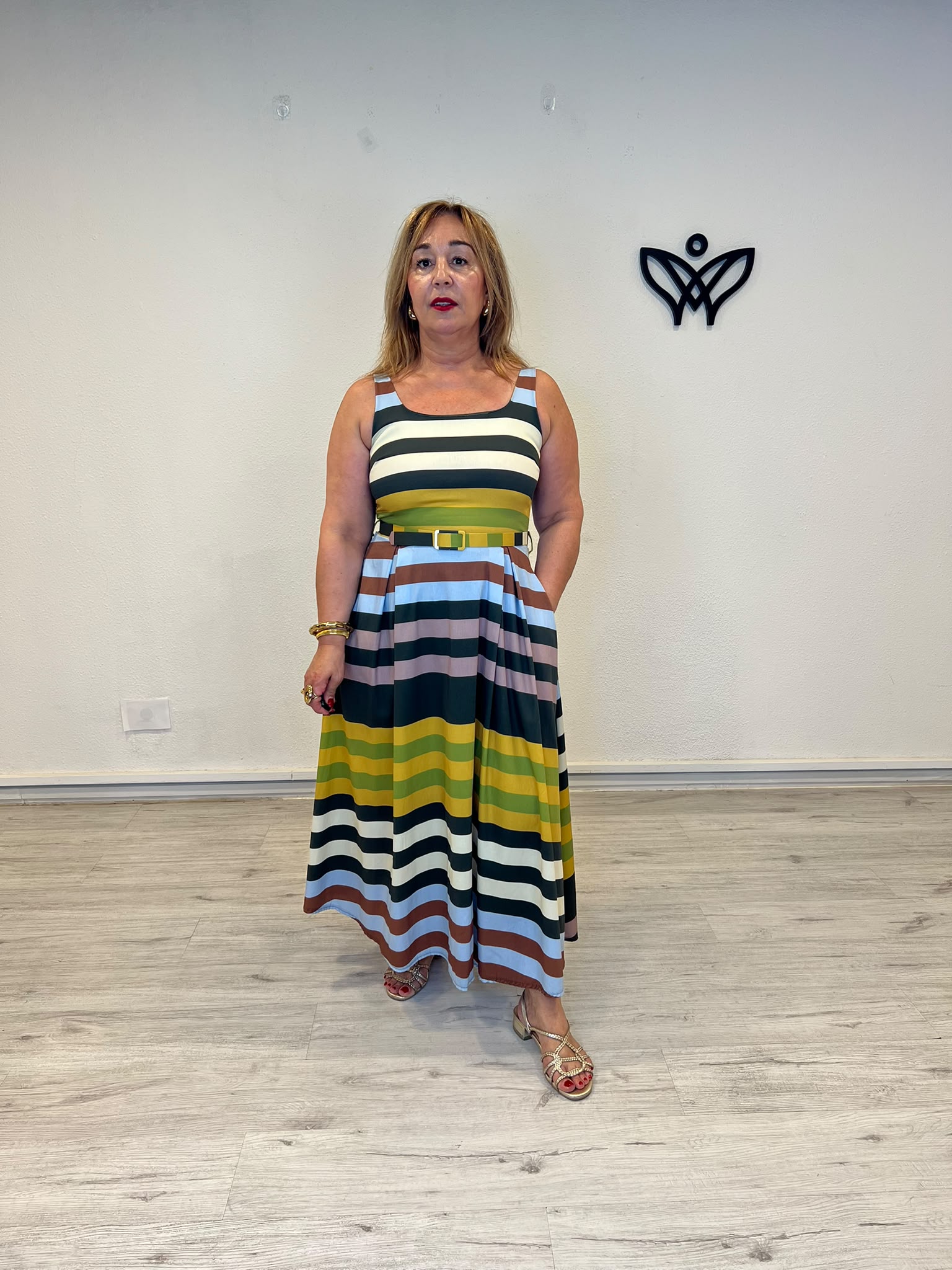 Vestido midi de rayas multicolor en tonos verde militar con bolsillos