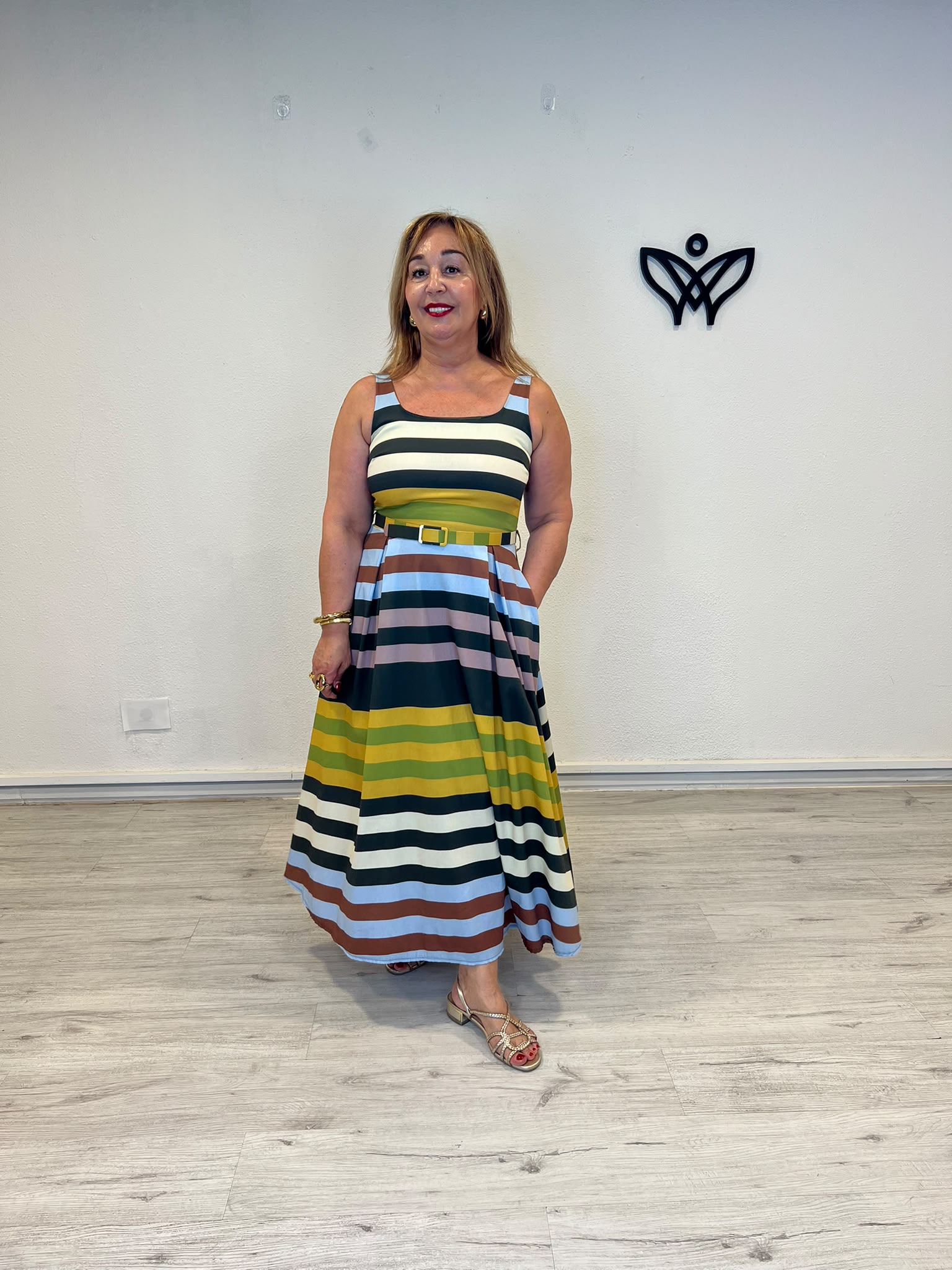 Vestido midi de rayas multicolor en tonos verde militar con bolsillos