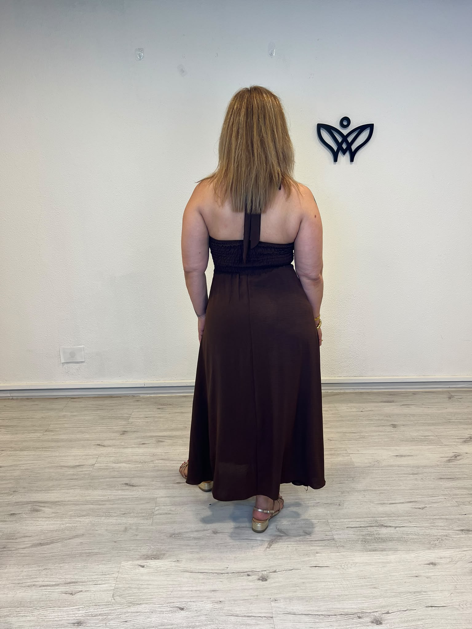 Vestido midi halter marrón chocolate con detalle dorado