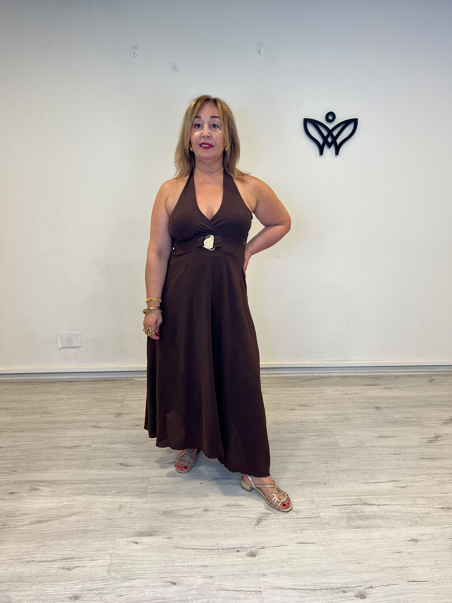 Vestido midi halter marrón chocolate con detalle dorado
