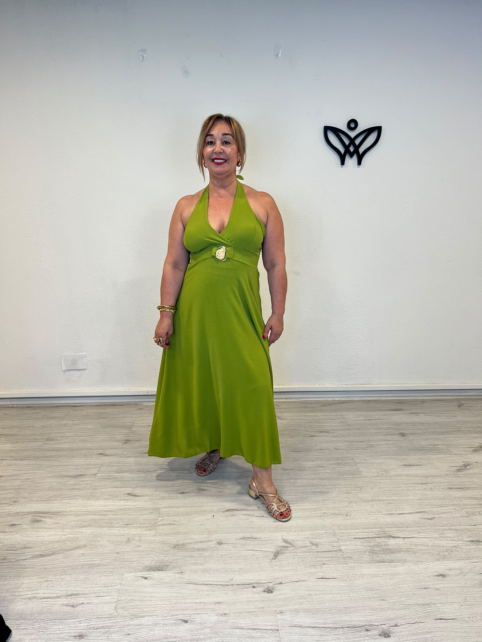 Vestido midi halter verde lima con detalle dorado