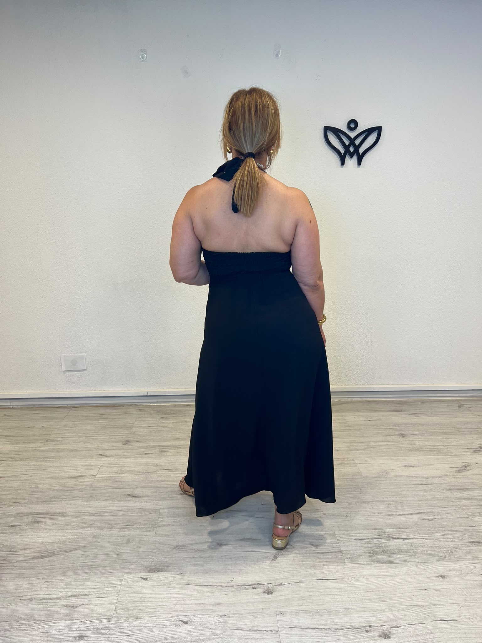 Vestido midi halter negro con detalle dorado