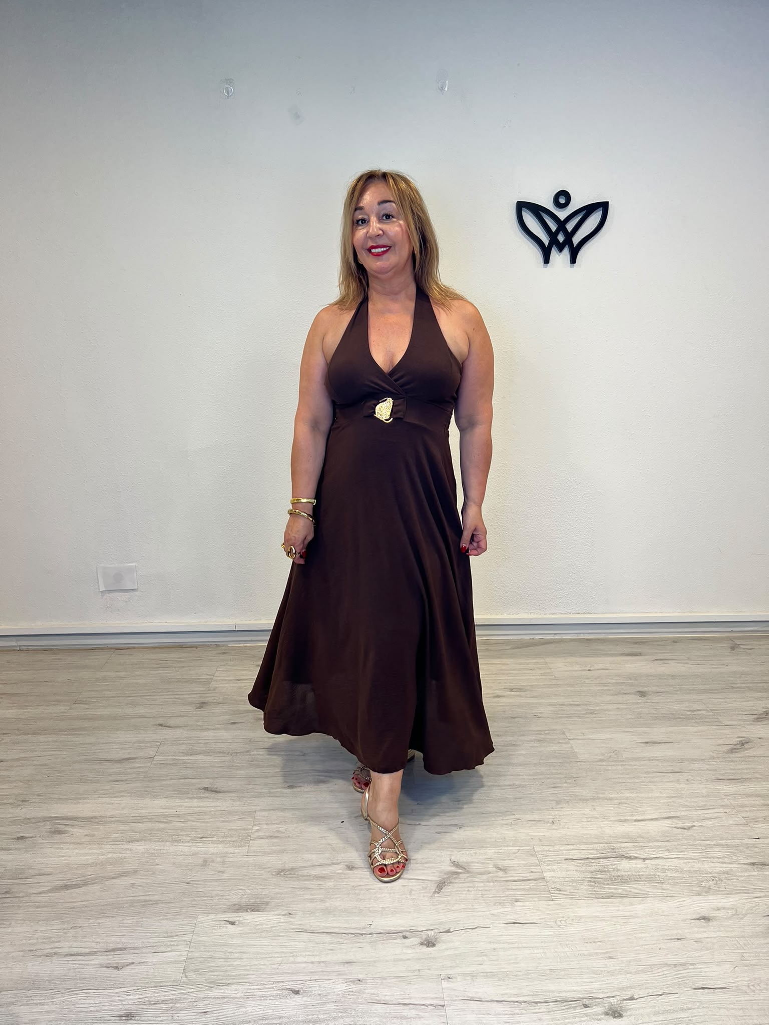 Vestido midi halter marrón chocolate con detalle dorado
