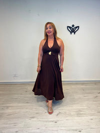 Vestido midi halter marrón chocolate con detalle dorado