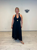 Vestido midi halter negro con detalle dorado