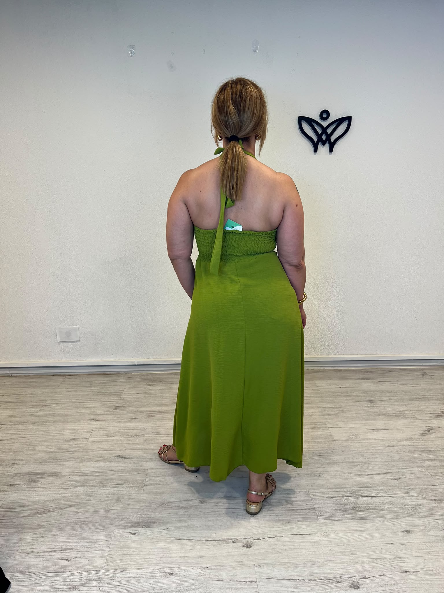 Vestido midi halter verde lima con detalle dorado
