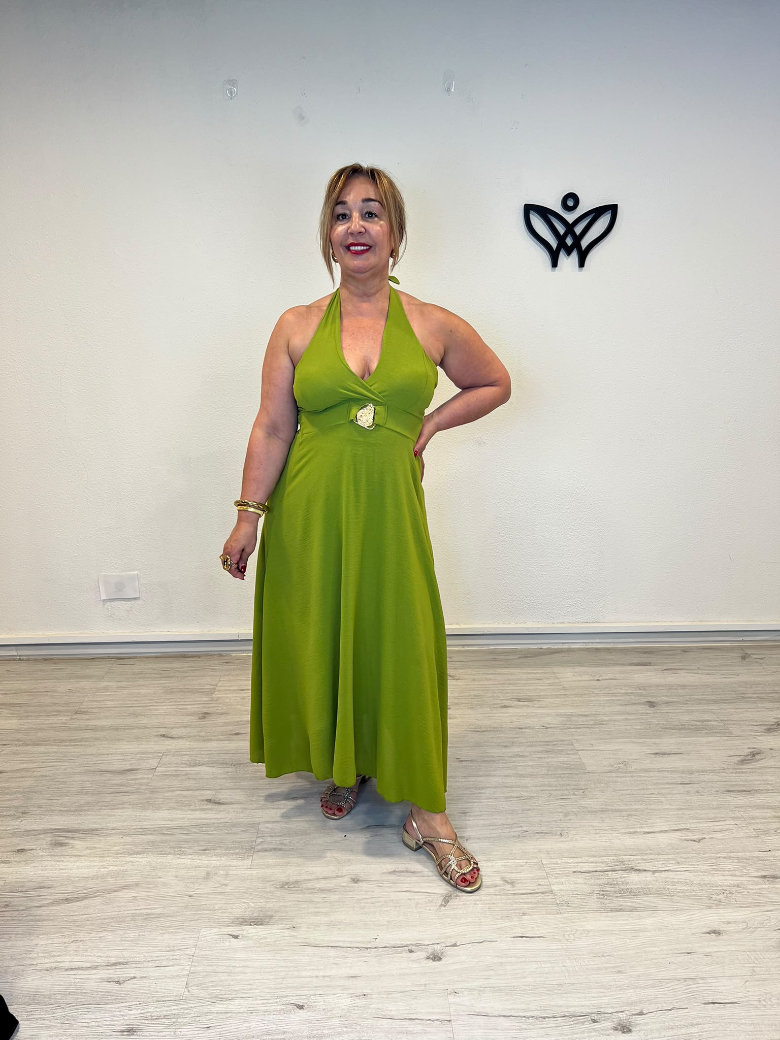 Vestido midi halter verde lima con detalle dorado